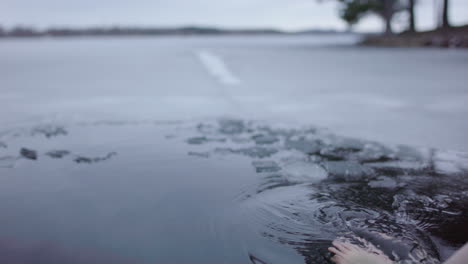 Eine-Eisbadende-Spielt-Mit-Dem-Wasser-Vor-Ihrem-Täglichen-Bad