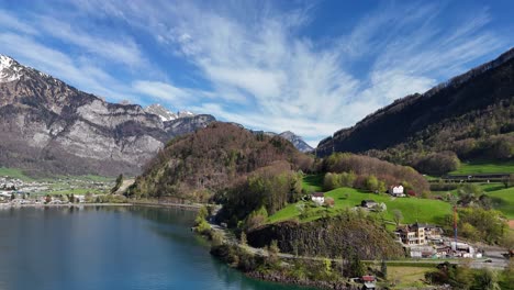 Luftaufnahme-Von-Häusern-Auf-Idyllischen-Hügeln-In-Der-Nähe-Des-Walensees-Im-Sommer