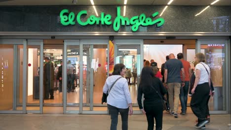 Shoppers-enter-the-Spanish-biggest-department-store,-El-Corte-Ingles,-during-nighttime