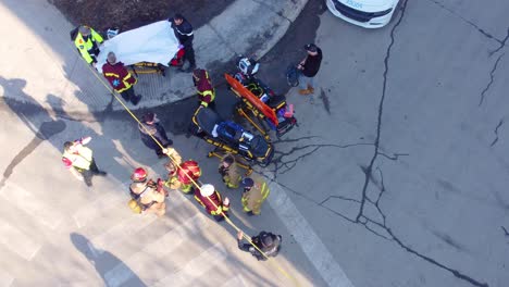 Un-Equipo-De-Respuesta-De-Emergencia-En-La-Escena-De-Un-Crimen-Fatal,-Día-Soleado-En-Montreal,-Vista-Aérea