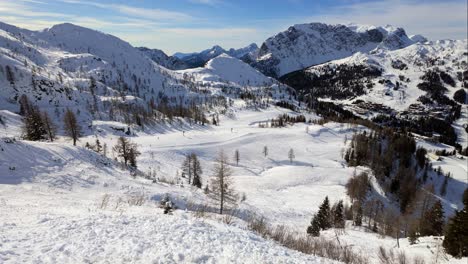 Impresionante-Vista-Panorámica-De-La-Estación-De-Esquí-De-Nassfeld-Rodeada-De-Montañas-En-Austria-En-Un-Soleado-Día-De-Invierno.