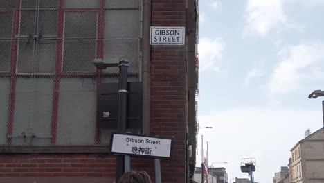 Primer-Plano-Del-Letrero-De-La-Calle-Gibson-Real-Y-Falso-En-Glasgow