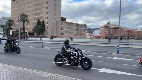 Klassischer-Harley-Davidson-Motorradfahrerclub-Im-Stadtzentrum-Von-Malaga,-Spanien