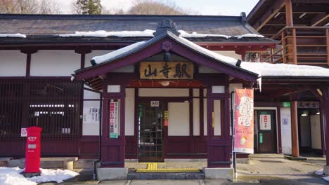 Estación-De-Tren-De-Yamadera-En-Invierno,-Prefectura-De-Yamagata,-Japón