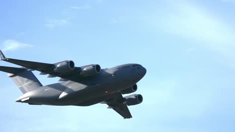 Militärtransporter-C-17-Schwerlastflugzeug-Im-Überflug---Spur-Mit-Niedrigem-Winkel