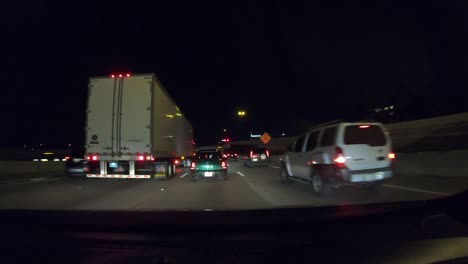 Hyperlapse-Der-Serie-Nummer-Zehn-Zeigt-Ein-Auto,-Das-Nachts-Aus-Der-Innenstadt-Von-Dallas,-Texas,-Wegfährt,-Mit-Lichtern-Der-Stadt,-Stop-and-Go-Verkehr-Und-Allgemeinem-Fahren-Auf-Der-Autobahn