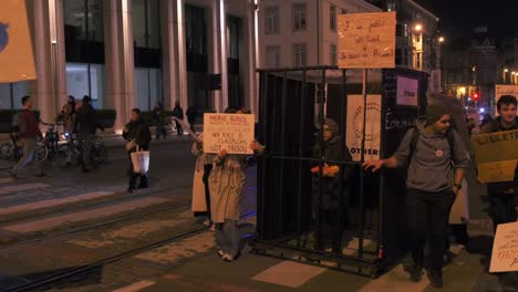 Protest-Für-Bildungsfreiheit-Mit-Frau-Im-Käfig