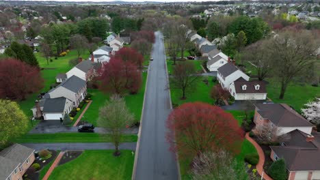 Aerial-birds-eye-shot-over-homes-and-Buildings-in-american-Suburb