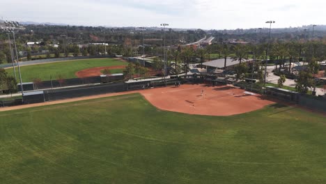 Toma-Panorámica-De-Dos-Diamantes-De-Béisbol-Uno-Frente-Al-Otro.