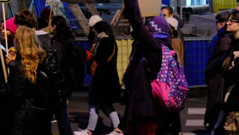 Marcha-De-Mujeres-Con-Tambores-Y-Pancartas-Por-La-Igualdad.