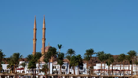 Al-Sahaba-Mosque-among-exotic-Egyptian-architecture-in-Sharm-El-Sheikh,-panning-view