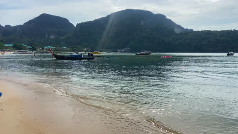 Escena-Tranquila-De-Gente-Relajándose-En-Las-Costas-De-Las-Islas-Phi-Phi.