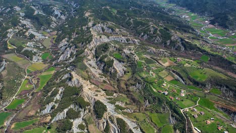 Wunderschönes-Bergdorf-Inmitten-Sanfter-Hügel-Mit-Grünen-Ackerflächen-Und-Charmanten-Häusern-In-Albanien