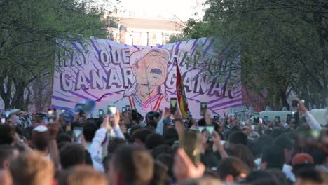 Una-Gran-Multitud-De-Aficionados-Del-Real-Madrid-Sostienen-Una-Gran-Pancarta-Con-El-Mensaje-&quot;tenemos-Que-Ganar&quot;-Mientras-Asisten-Al-Partido-De-Fútbol-De-La-Liga-De-Campeones-Entre-El-Real-Madrid-Y-El-Manchester-City.