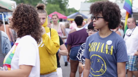 Eine-Gesamtaufnahme-Der-Festivalbesucher-Beim-Jährlichen-Midmo-Pridefest