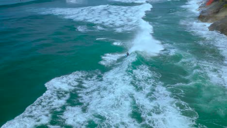 Toma-De-Drones-De-Surfistas-Jugando-Y-Surfeando-Al-Revés-Durante-La-Marea-Alta-En-Carlsbad,-California