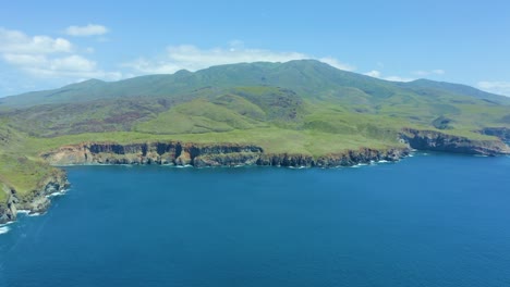 Alta-Vista-Aérea-Sobre-El-Océano-De-La-Isla-Volcánica-Socorro-En-El-Océano-Pacífico