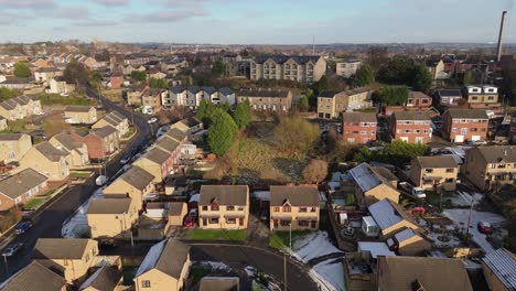 Die-Winteransicht-Aus-Der-Drohnenperspektive-Erfasst-Die-Typische-Britische-Städtische-Wohnsiedlung-Des-Dewsbury-Moore-Council-Estate-Mit-Reihenhäusern-Aus-Rotem-Backstein-Und-Dem-Industriellen-Yorkshire