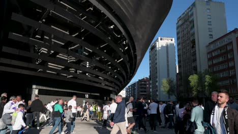 Fußballfans-Kommen-Im-Santiago-Bernabéu-Stadion-Von-Real-Madrid-An,-Um-Das-Champions-League-Fußballspiel-Zwischen-Den-Spanischen-Und-Britischen-Teams-Real-Madrid-Und-Manchester-City-Zu-Besuchen