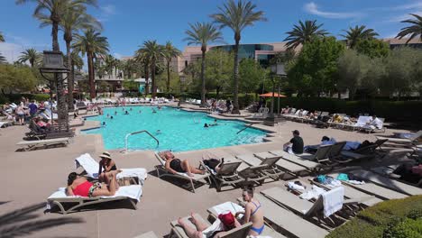 Gente-Descansando-Alrededor-De-La-Piscina-Principal-Del-Mgm-Grand-Hotel-En-Las-Vegas,-Nevada