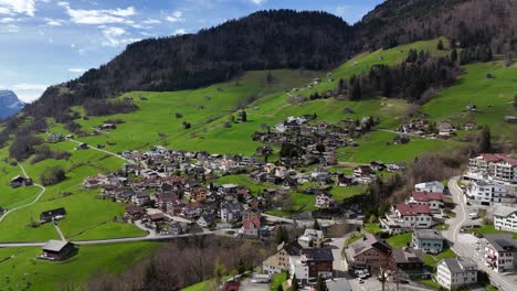 Toma-Aérea-De-Establecimiento-De-La-Ciudad-De-Amden-En-Suiza-Durante-El-Día-Soleado