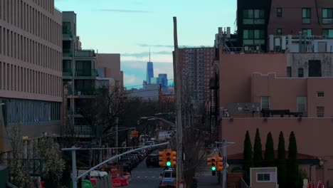 Eine-Luftaufnahme-Des-World-Trade-Centers-In-Der-Ferne-Zwischen-Den-Gebäuden-über-Einer-Straße-In-Coney-Island,-Brooklyn-An-Einem-Bewölkten-Morgen