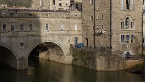 Puente-Pulteney-En-La-Ciudad-Inglesa-De-Bath,-Inglaterra---Plano-Amplio