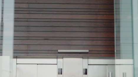 Modernes-Aufzugsdeck-Mit-Holz-Und-Glas