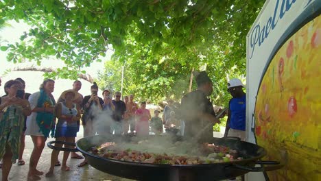 Chef-Añadiendo-Sal-A-La-Sartén-De-Papaya-En-El-Impresionante-Resort-Y-Spa-De-Punta-Cana,-República-Dominicana