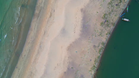 Luftaufnahme-Des-Galgibaga-Strandes-Und-Der-Boote-Aus-Großer-Höhe,-Goa,-Indien,-4K-Drohne