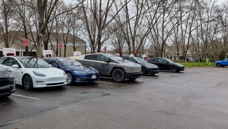 Tesla-Cybertruck-Auf-Einem-Parkplatz-In-Los-Angeles,-Kalifornien