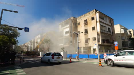 El-Polvo-Y-La-Suciedad-De-La-Excavación-Del-Edificio-Crean-Una-Nube-Gris-En-El-Aire-Durante-La-Demolición.