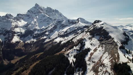 Picos-Montañosos-épicos-En-Los-Alpes-Suizos,-Antena-4k