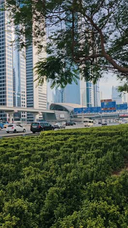 Der-Anhaltende-Verkehrsfluss-Auf-Der-Sheikh-Zayed-Road-In-Dubai,-Aufgenommen-Vom-Grünen-Bürgersteig-Aus,-Symbolisiert-Eine-Nachhaltige-Zukunft