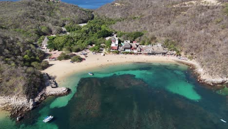 Vista-Aérea-Panorámica-Que-Muestra-Los-Arrecifes-De-Coral-De-Playa-La-Entrega,-Huatulco,-México