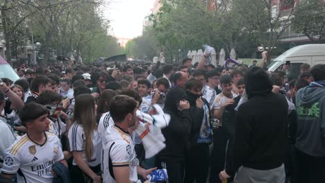 Massen-Von-Fans-Jubeln-Und-Versammeln-Sich-Im-Santiago-Bernabéu-Stadion-Von-Real-Madrid,-Um-Das-Champions-League-Fußballspiel-Zwischen-Den-Spanischen-Und-Britischen-Teams-Real-Madrid-Und-Manchester-City-Zu-Besuchen