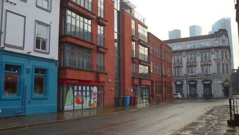 Calle-Vacía-En-Una-Zona-Industrial-De-La-Ciudad-De-Manchester,-En-El-Norte-De-Inglaterra.