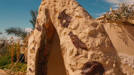 Escritura-En-Idioma-Egipcio-Antiguo-En-La-Entrada-Del-Edificio-Tradicional-De-La-Casa-De-Huéspedes-Grand-Siwa-En-El-Oasis-De-Siwa.