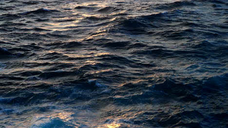 Movimiento-De-Las-Olas-En-El-Mar-Durante-La-Hora-Dorada