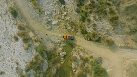 Luftaufnahme-Eines-Geparkten-4x4-Trucks-Aus-Der-Vogelperspektive-In-Einer-Trockenen-Landschaft-In-Sindh