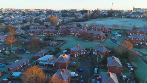 La-Vista-Invernal-Desde-Un-Dron-Captura-El-Típico-Desarrollo-De-Viviendas-Propiedad-Del-Consejo-Urbano-Del-Reino-Unido-En-Dewsbury-Moore-Council-Estate,-Con-Casas-Adosadas-De-Ladrillo-Rojo-Y-El-Yorkshire-Industrial.