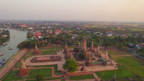 Thailändischer-Buddhistischer-Tempel-In-Ayutthaya-Bei-Sonnenuntergang