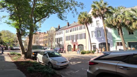 Farbenfrohe-Regenbogenreihe-Im-Historischen-Charleston,-South-Carolina-An-Einem-Sonnigen-Tag-Mit-Blauem-Himmel