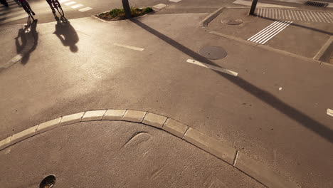 Cyclist-on-the-street-waiting-the-green-light-to-cross