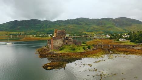 Vista-Aérea-Eilean-Donan-Castillo-Del-Siglo-XIII-Tierras-Altas-Escocesas-Video-De-Escocia