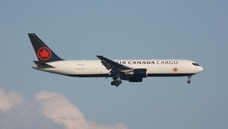 Avión-De-Carga-De-Air-Canada-En-Pleno-Vuelo-Contra-El-Cielo-Azul,-Día-Despejado,-Vista-Lateral