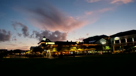 Hermanus-Waterfront-Restaurants-In-Der-Dämmerung-Mit-Lebendigen-Himmel-Beleuchtet