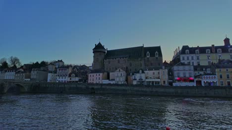 Motionlapse-Del-Castillo-De-Laval-Y-El-Río-Mayenne,-Francia