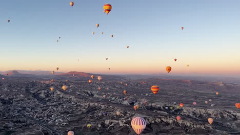 Magnífica-Vista-De-Globos-Aerostáticos-Volando-Con-Un-Cielo-Mágico-En-La-Mañana-Del-Amanecer