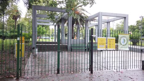 Panorama-Plaza-Del-Angel-Gris,-Kompakter-Stadtplatz-Mit-Palmen,-Stadtpark-In-Buenos-Aires,-Feuchtes-Tageslicht,-Seidenbaum,-Rosa-Blüten